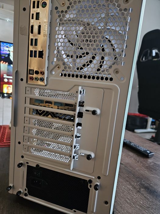 Геймърски компютър - intel i5/Rx5600XT/z390/16GB RAM