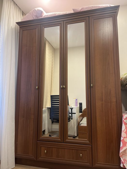 Продам шкаф с зеркалом