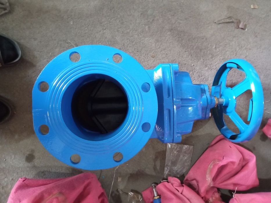 Водиной чугунний  задвижки размер от 50 до 700