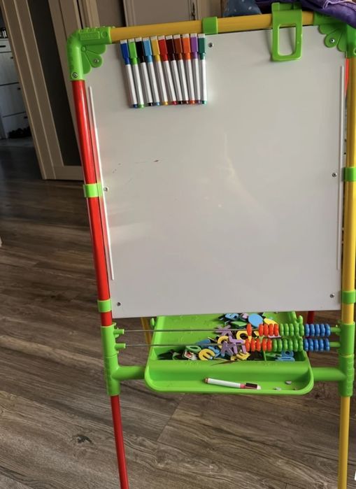 Мольберт детский в хорошем состоянии. Полный комплект