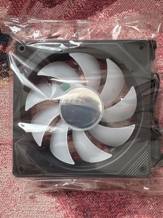 Vand 3 ventilatoare argb noi 120mm negociabil
