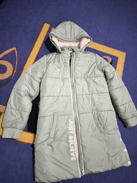 Куртку на девочку 10-12лет.
