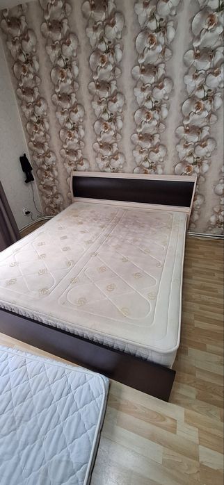 Спалня с матрак и нощни шкафчета