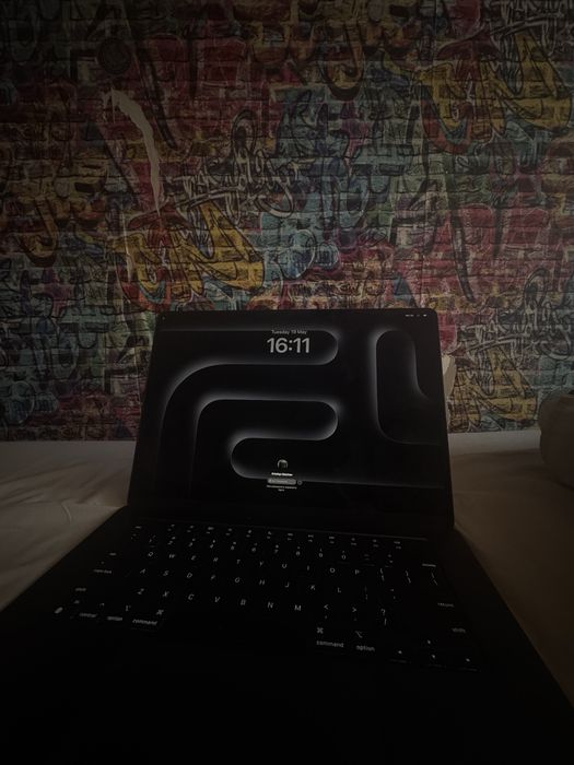 Продавам Apple MacBook Air 15-inch (M3)
