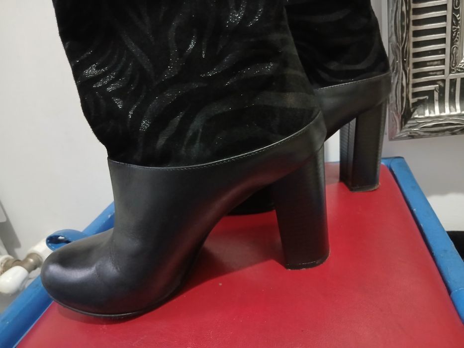 Ghete de dama din piele naturala marimea 38 in stare perfecta.
Nu au n