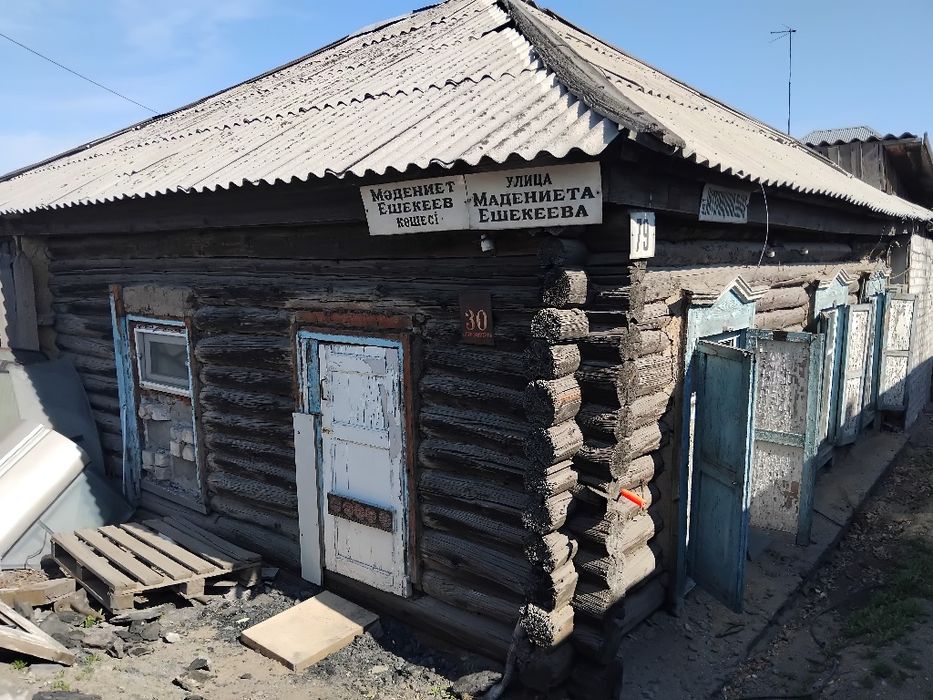 Продам дом из бревна на материалы