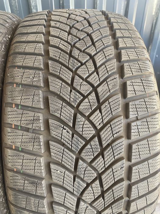 245/35/19  Goodyear Зимни