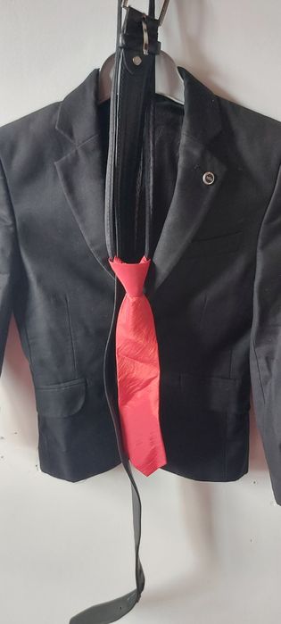 Qora kastyum sotiladi