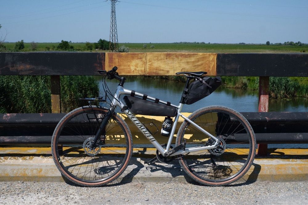 Bicicleta Specialized Sirrus x 3.0 cu upgrade-uri ce o fac ideala pentru gravel riding si naveta