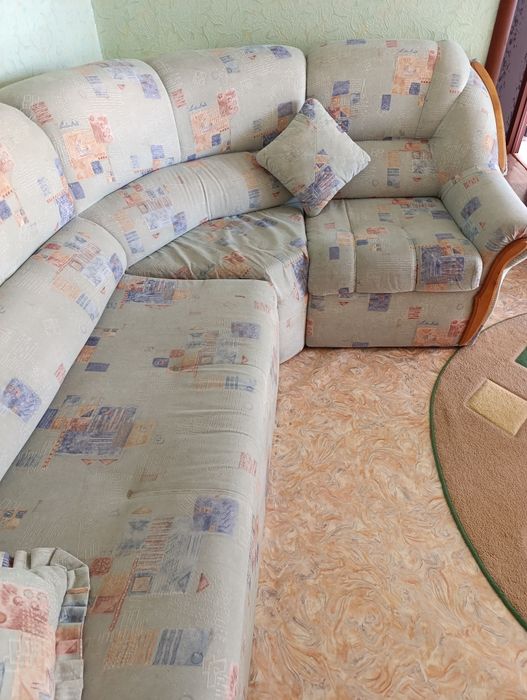 Угловой диван и два кресла