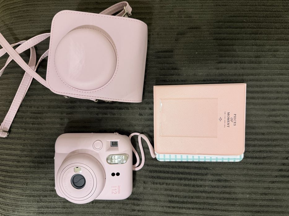 Instax Mini 12 в розовом цвете