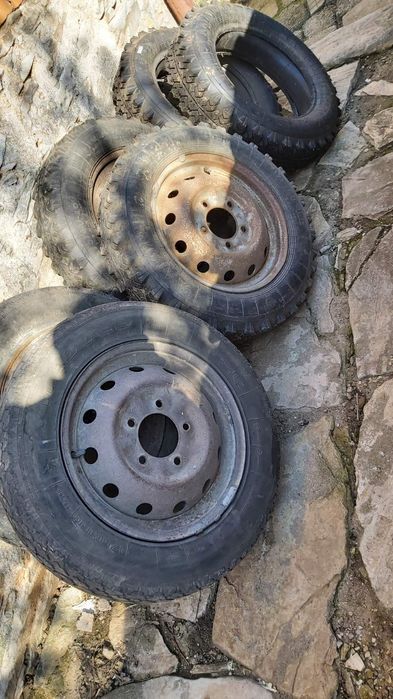 Четири броя гуми с джанти,ползвани и два броя гуми без джанти нови не използвани без забележки всичките са за Лада нива.16 цола