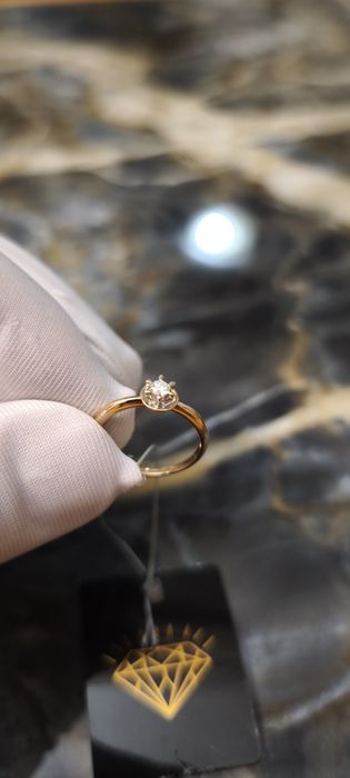 Золотое кольцо с природным бриллиантом