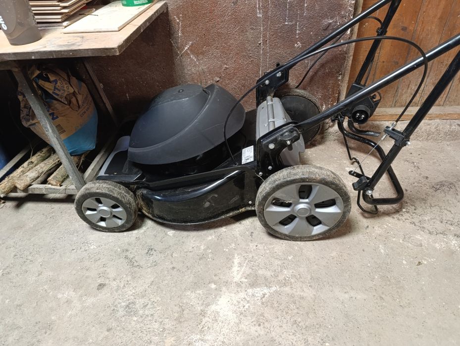 Електрическа косачка с крива ос на мотора