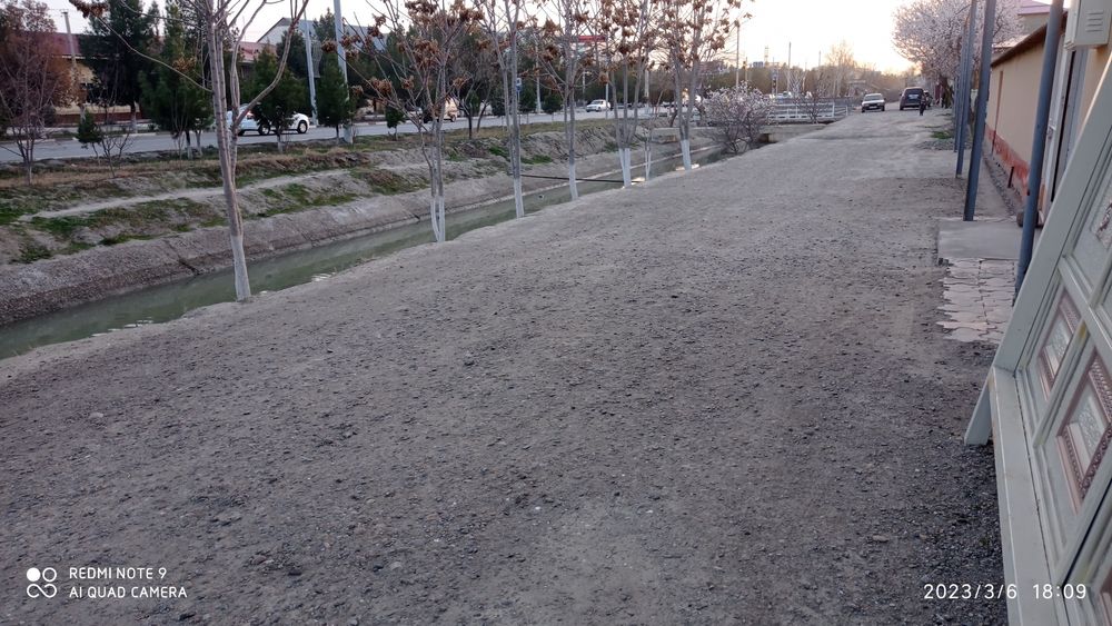 Бизнис учун ховли сотилади. Йулини устида жойлашган. Бизнис учун кулай