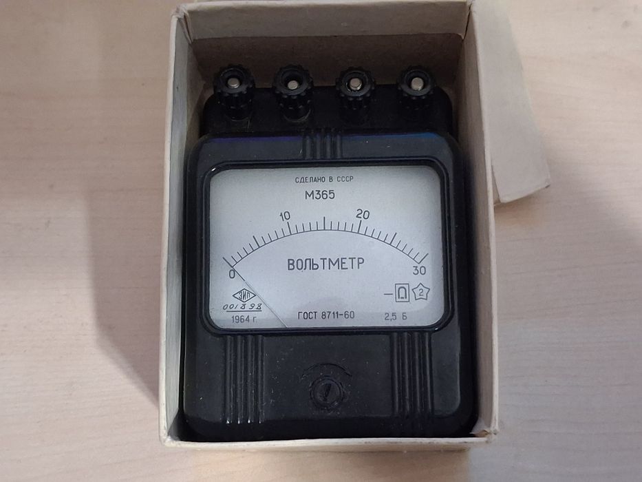 Стар руски волтметър.