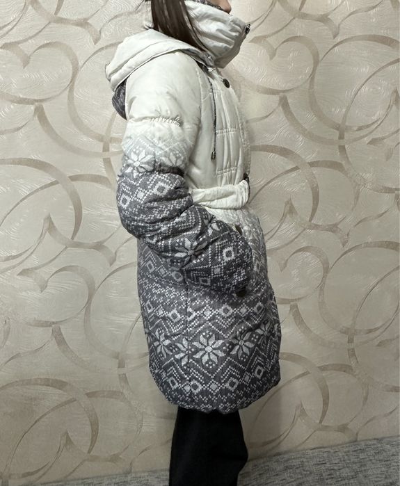 Продам куртку теплую на девочку 8-10 лет.