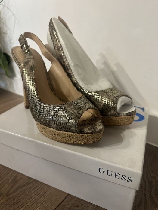 Елегантни обувки Guess