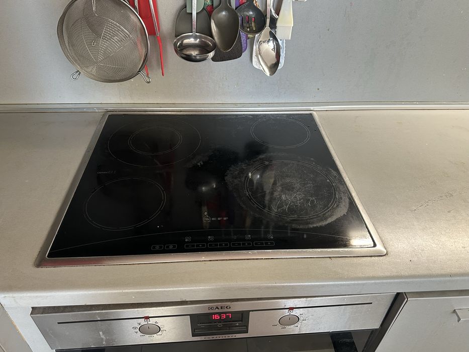 Кухня с електроуреди-вграден хладилник,миялна,фурна,готварски плот,шир