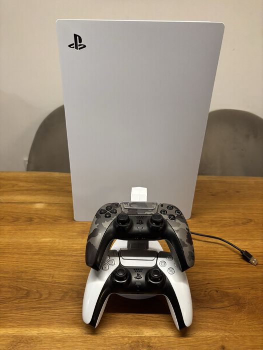 PlayStation 5 Disc + 2 контролера + игри + докинг