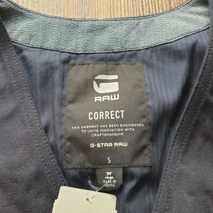 Страхотен мъжки елек G STAR Raw размер S,
нов етикет, размери 50см под