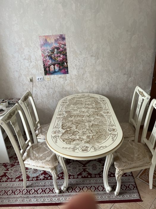 Стол кухонный и 4 стула мягких
