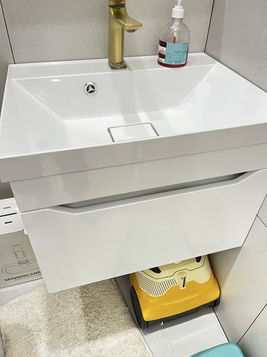 Зерколо и тумба с раквиной