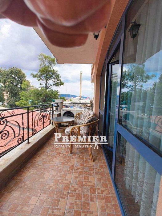 Продава се напълно обзаведен апартамент с две спални в комплекс Menada Villa Bonita