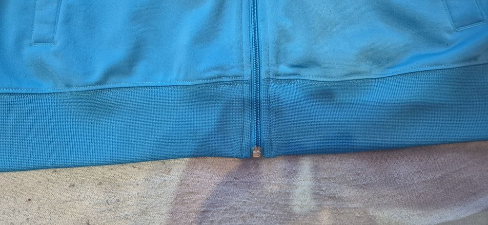 Vând bluza de trening firma nike.