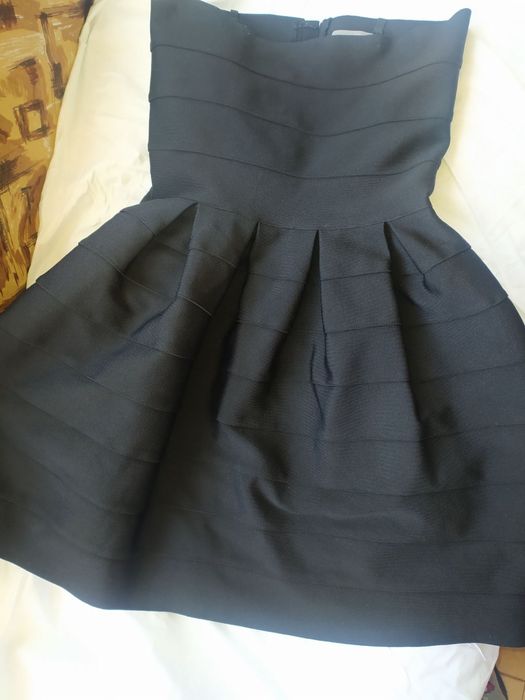 Черна рокля без презрамки