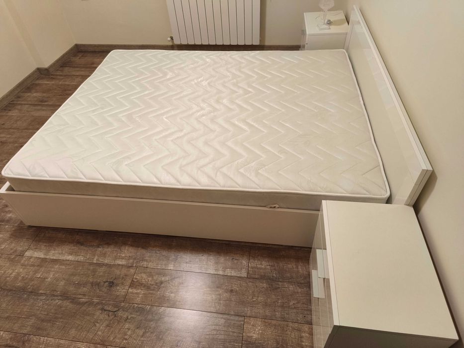 Спалня с матрак и две нощни шкафчета