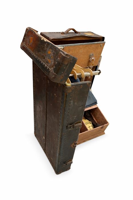 Античен гардеробен куфар