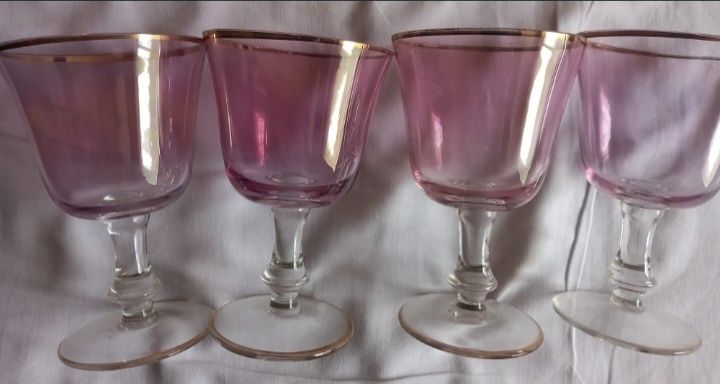 Set 4 pahare sticla roz cu margine aurie