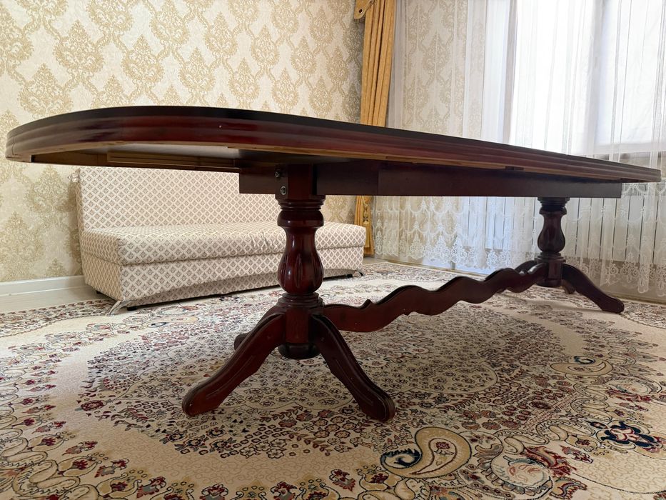 Овальный стол из дерева