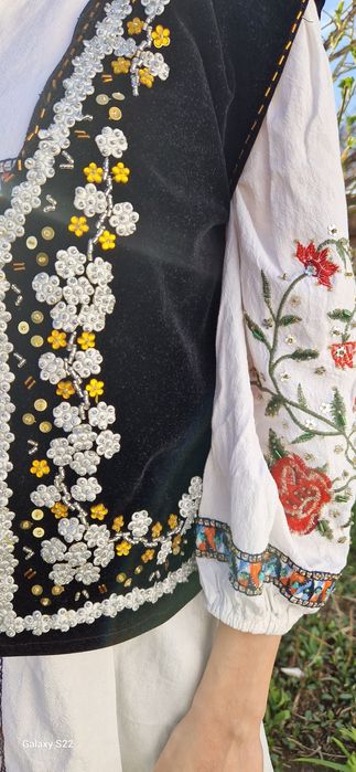 Vesta populara cusuta manual