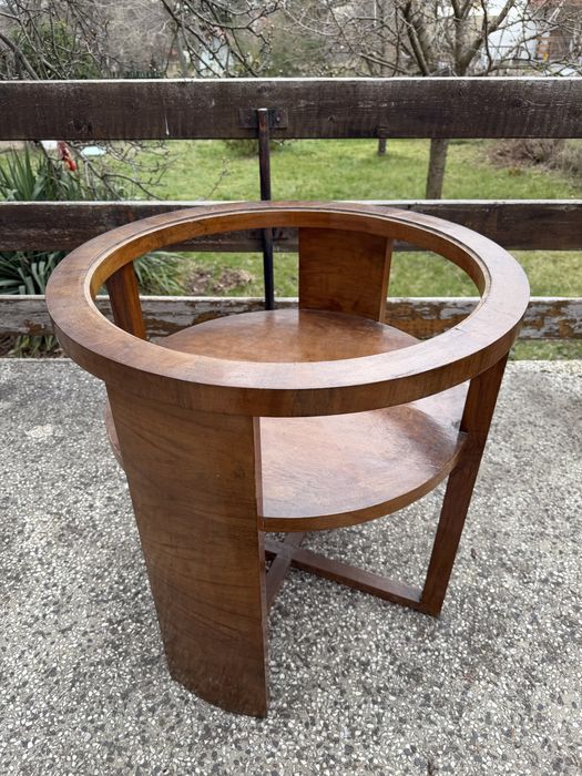 Кръгла дървена маса