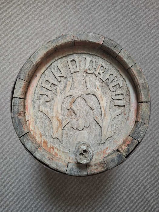 Butoi vechi  sculptat