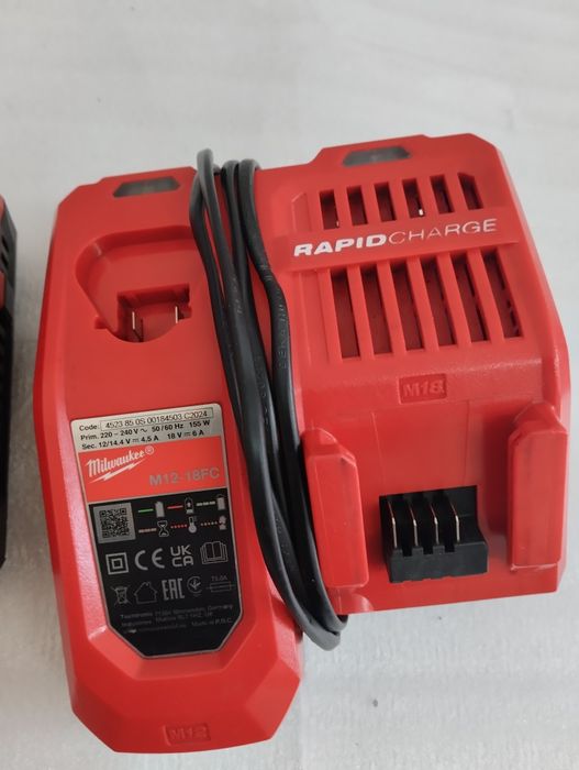 Продавам зарядно milwaukee m12-18fc
