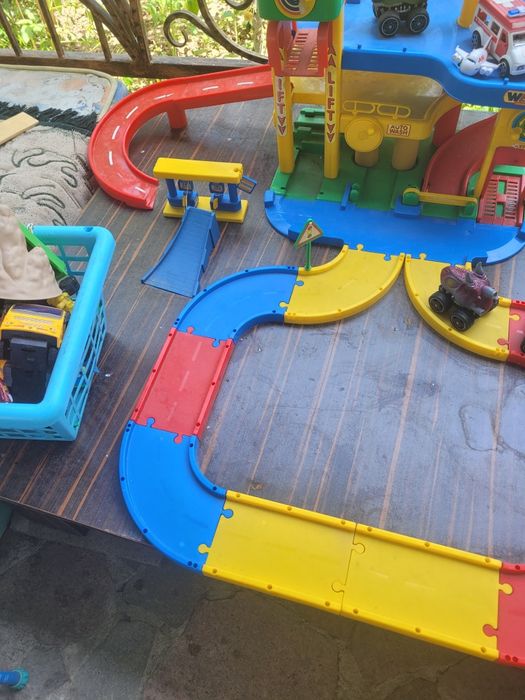 Гараж игрушечный