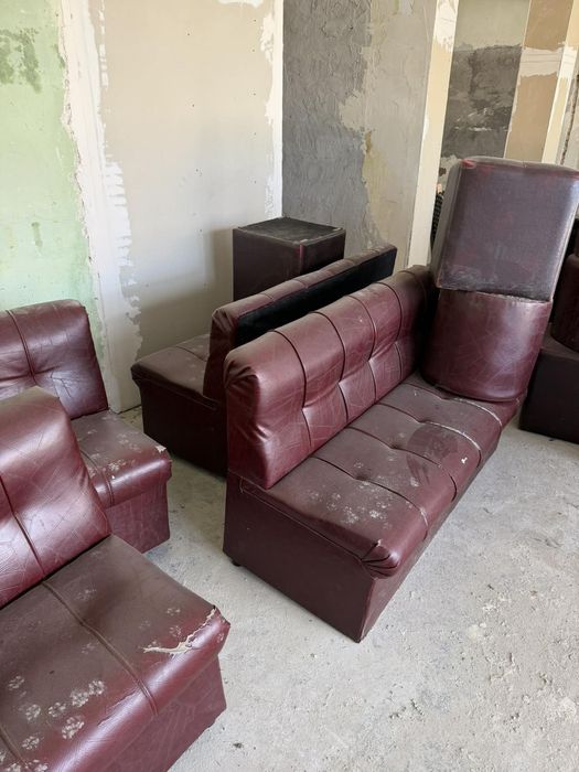 Продавам маси и дивани