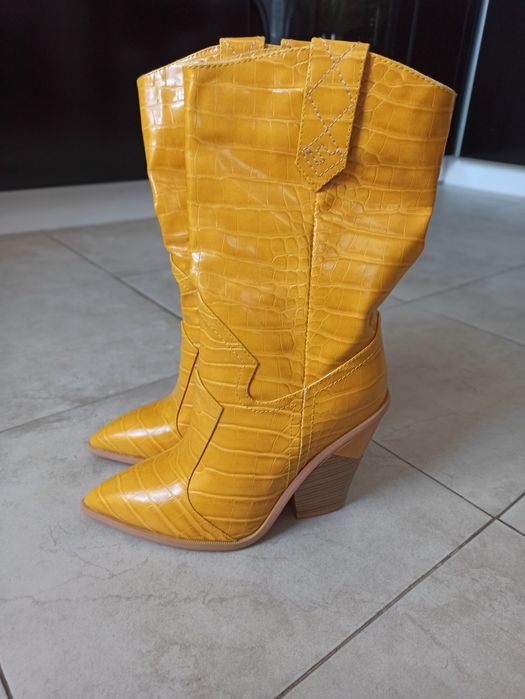 Нови актуални ботуши-жълти