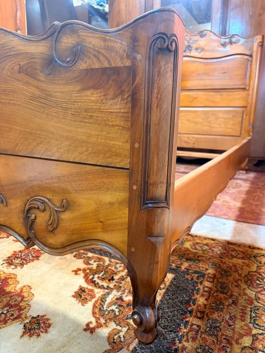 Масивно орехово легло, спалня.