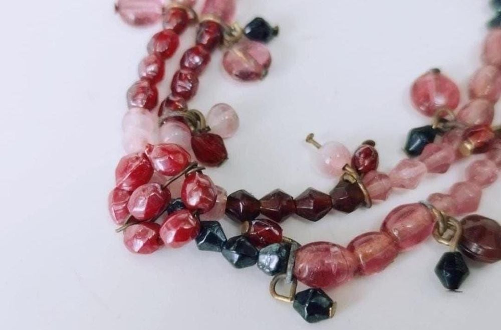 Veche bratara elastica din margele colorate