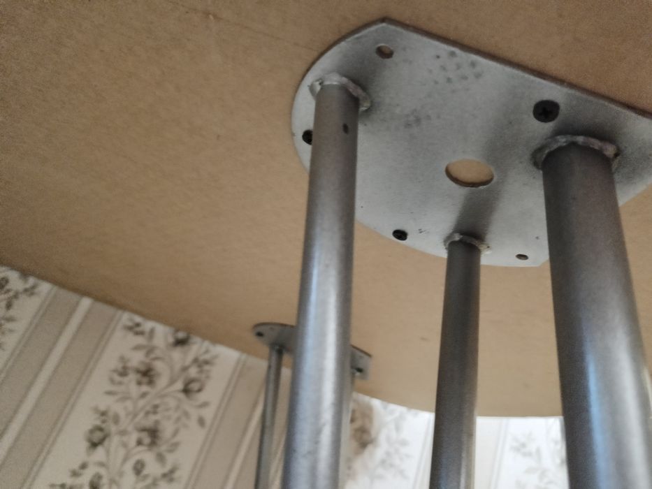 Стол кухонный и три стула