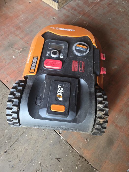 Robot tuns iarba Worx M500 suprafață maximă de 500 m², instalare ușoară, configurabilă, pantă 35%, detector de ploaie, tăiere aproape de margini