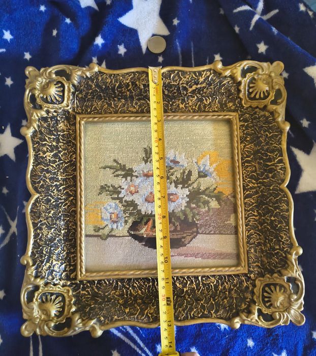 Goblen margarete, rama baroc, geam de sticla, agatatoare pe verso