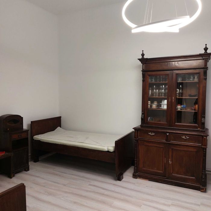 Старинни мебели от дърво ретро