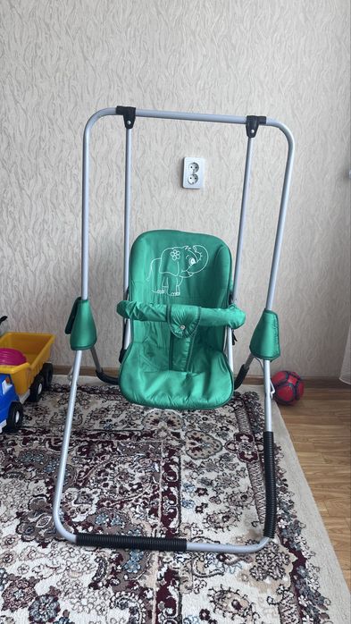 Продам качелю детскую