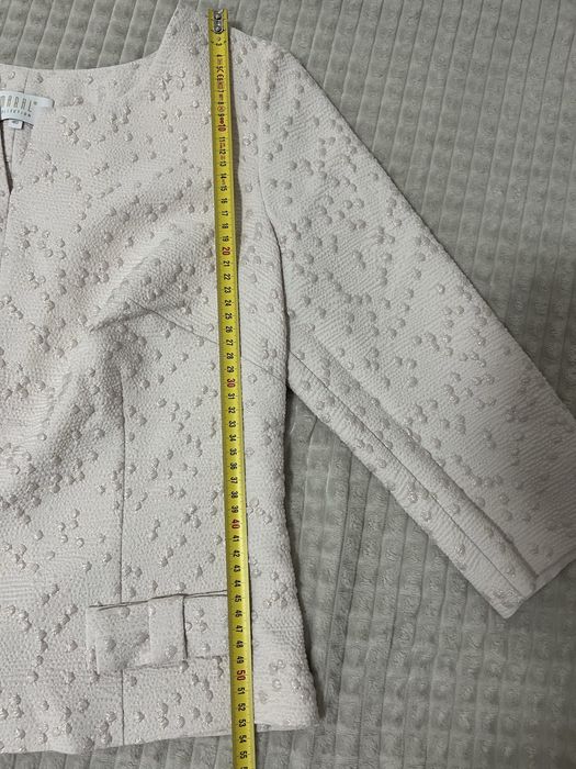 Costum roz pudră