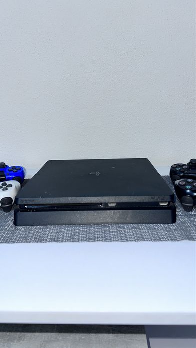 Vand PlayStation 4 +4 controlare